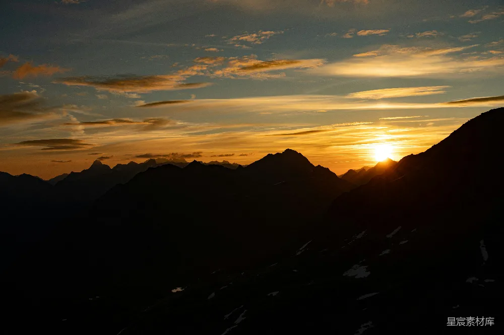 高清摄影 夕阳落下山峦之间