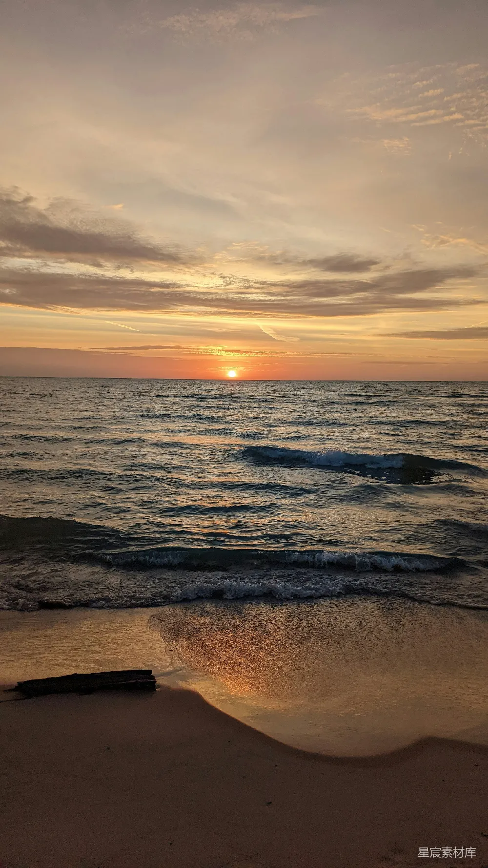 高清摄影 海滩上的太阳正在落下海平线。