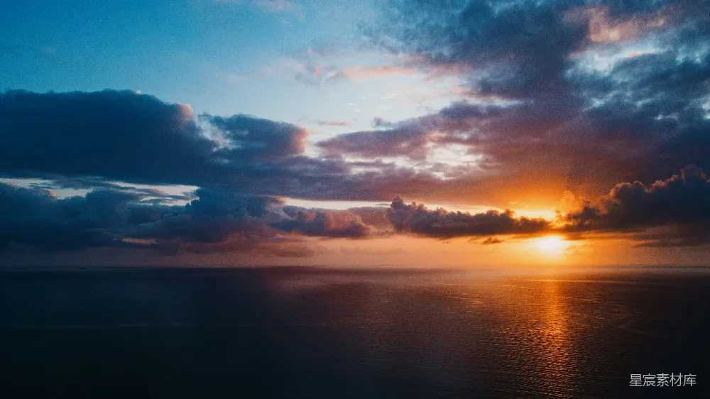高清摄影 阴天里太阳正落向海洋。