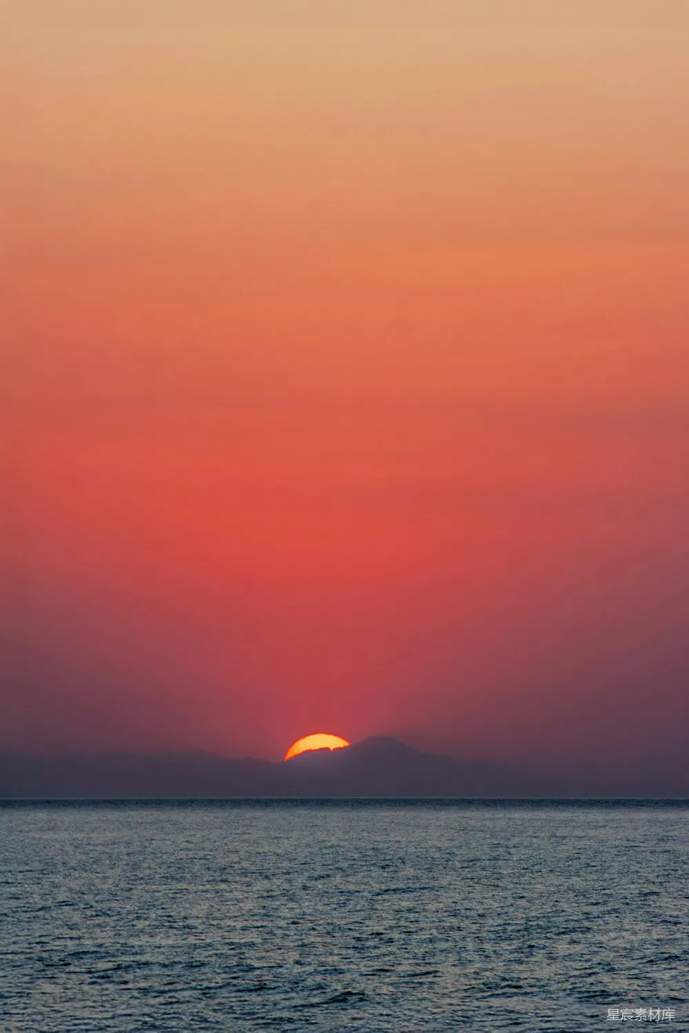 高清摄影 夕阳西下，落日余晖洒满大海。