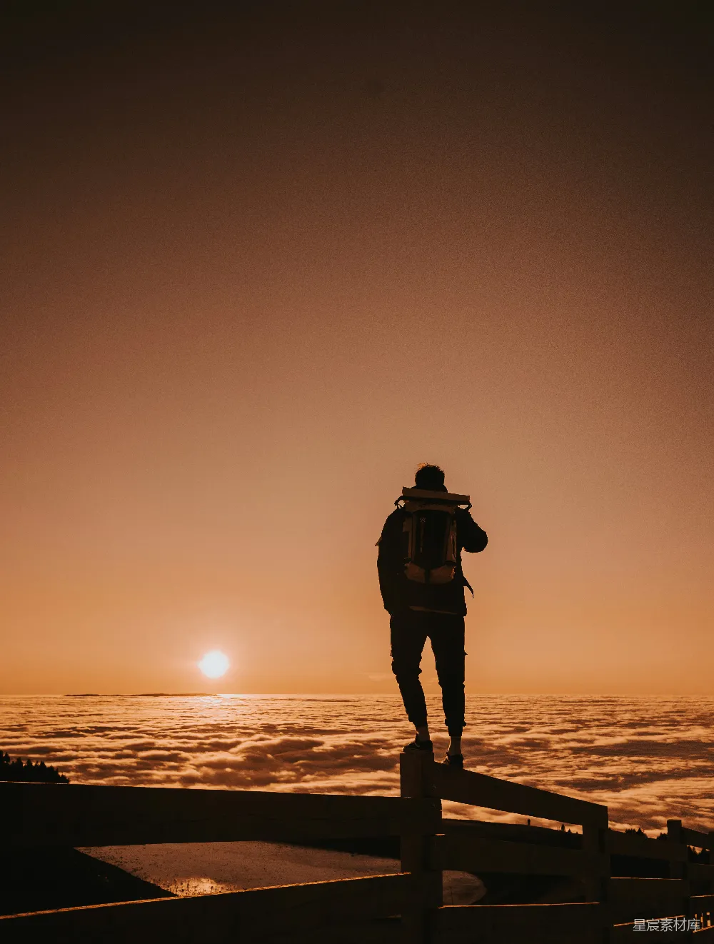 高清摄影 夕阳下站立在木码头的男人轮廓