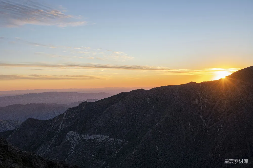 高清摄影 夕阳西下在一片山峦之间