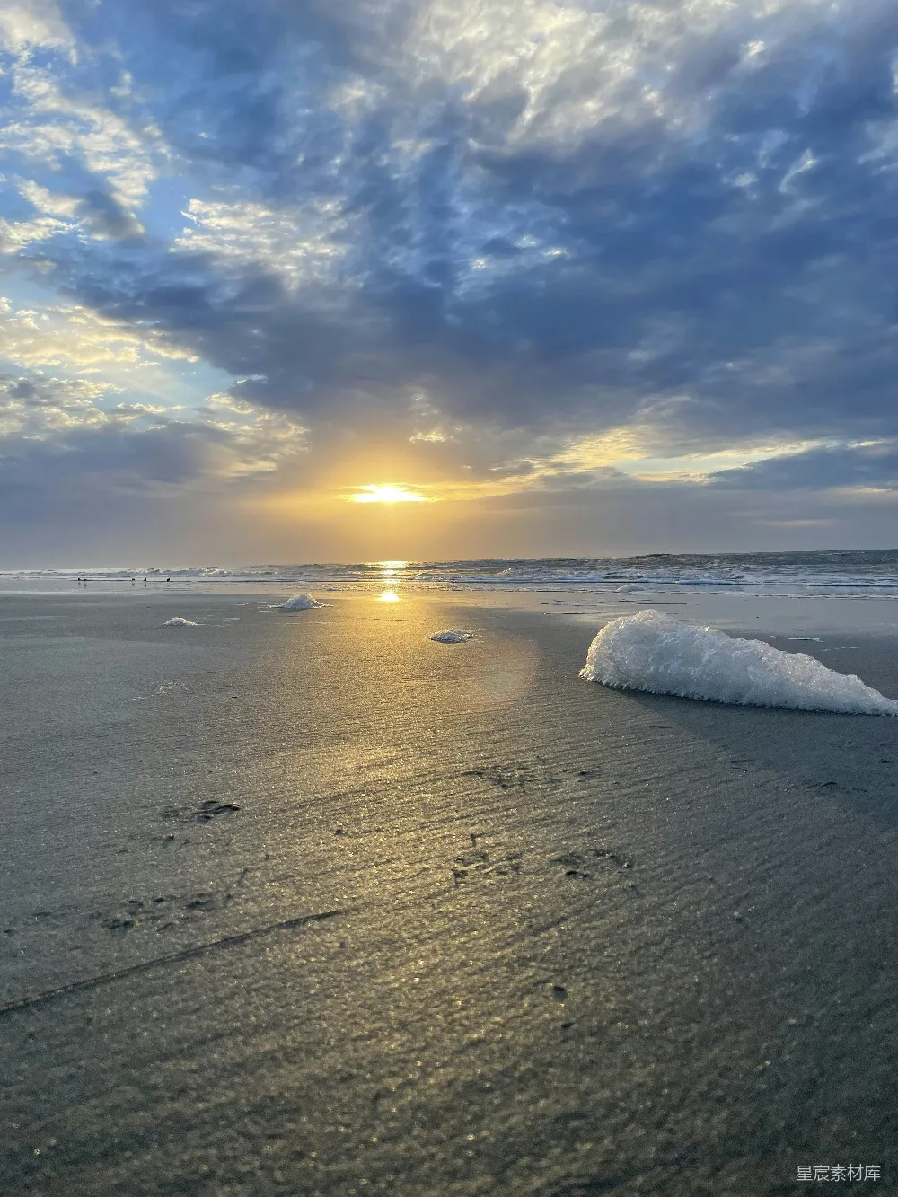高清摄影 有波涛的海滩以及夕阳西下