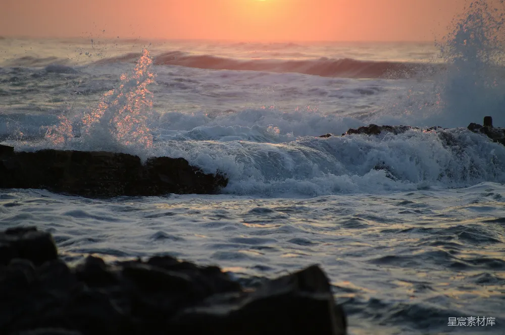 高清摄影 夕阳西下，洒落海浪之上