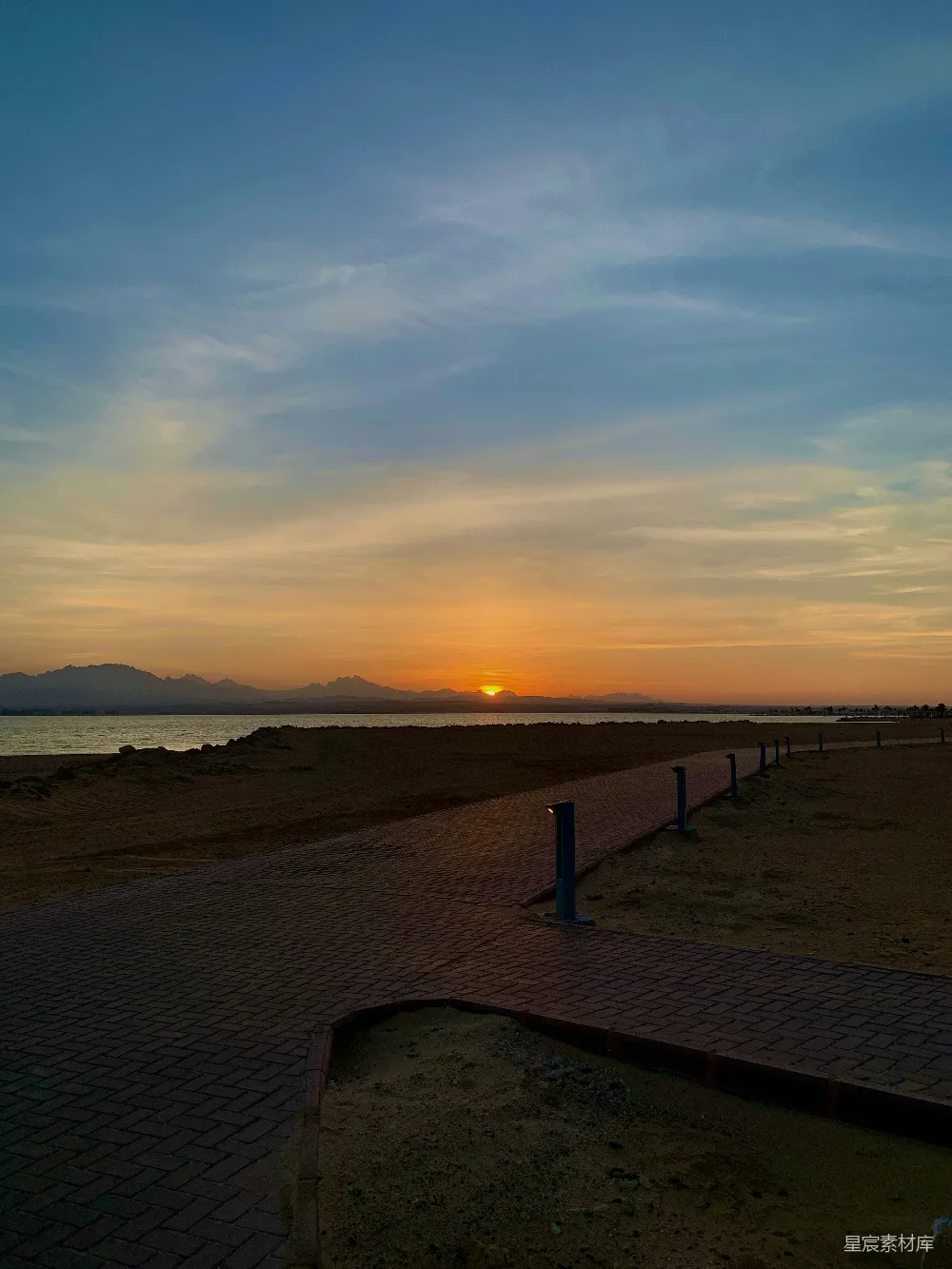 高清摄影 海滩上的太阳正在落水