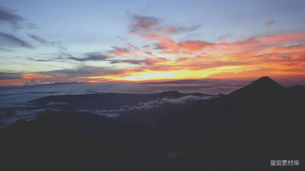 高清摄影 夕阳下的山脉被云层覆盖的风景摄影