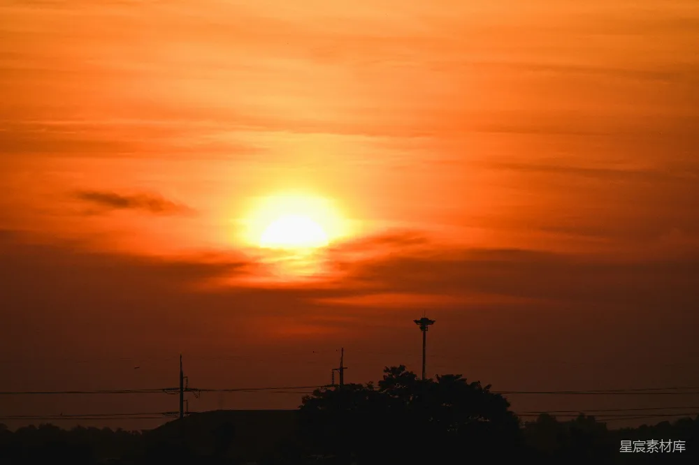 高清摄影 夕阳西下，城 horizon 边。