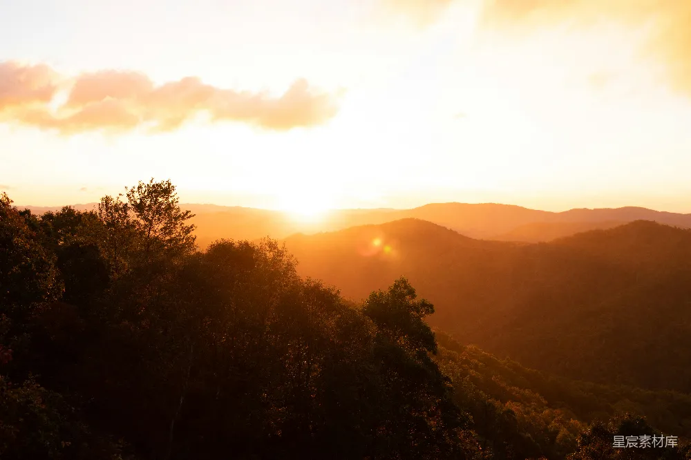 高清摄影 夕阳西下在一座山ranges之上