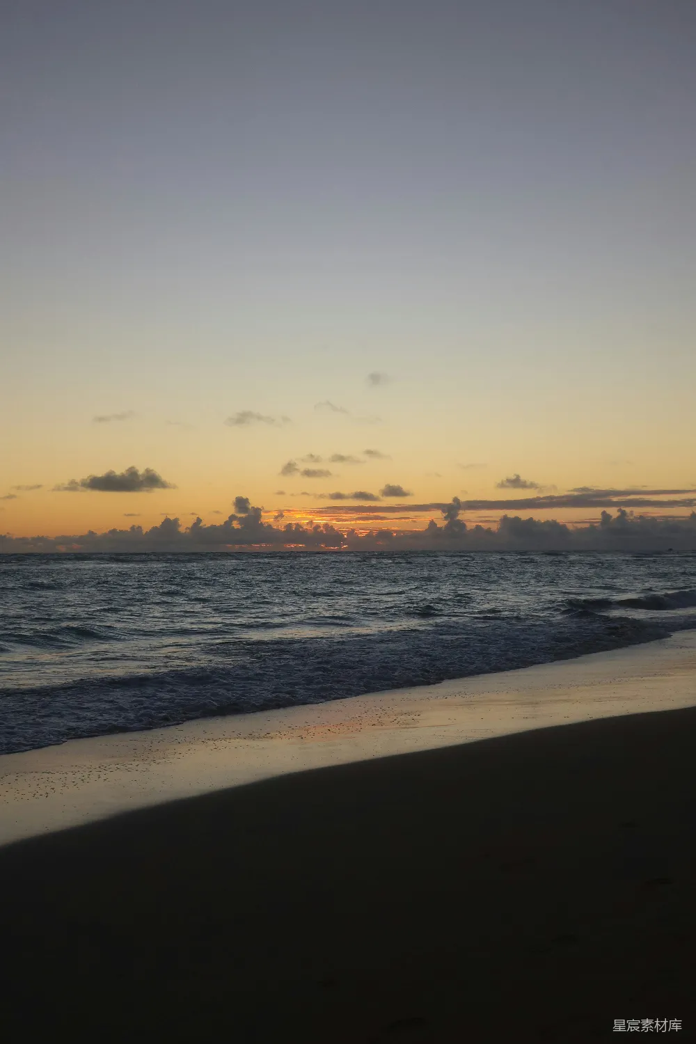 高清摄影 夕阳映照在平静的海面上。