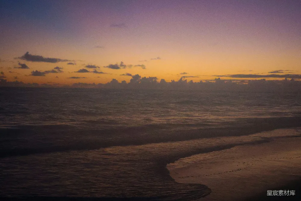 高清摄影 夕阳的色彩给一片宁静的大海涂上了颜色。