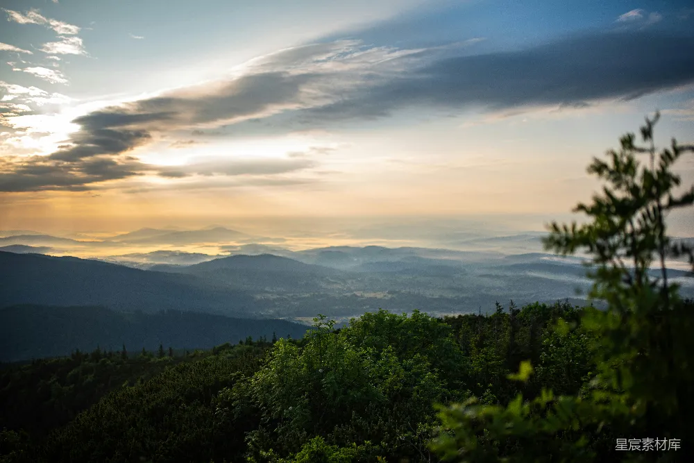 高清摄影 远处的山峦正落下夕阳。