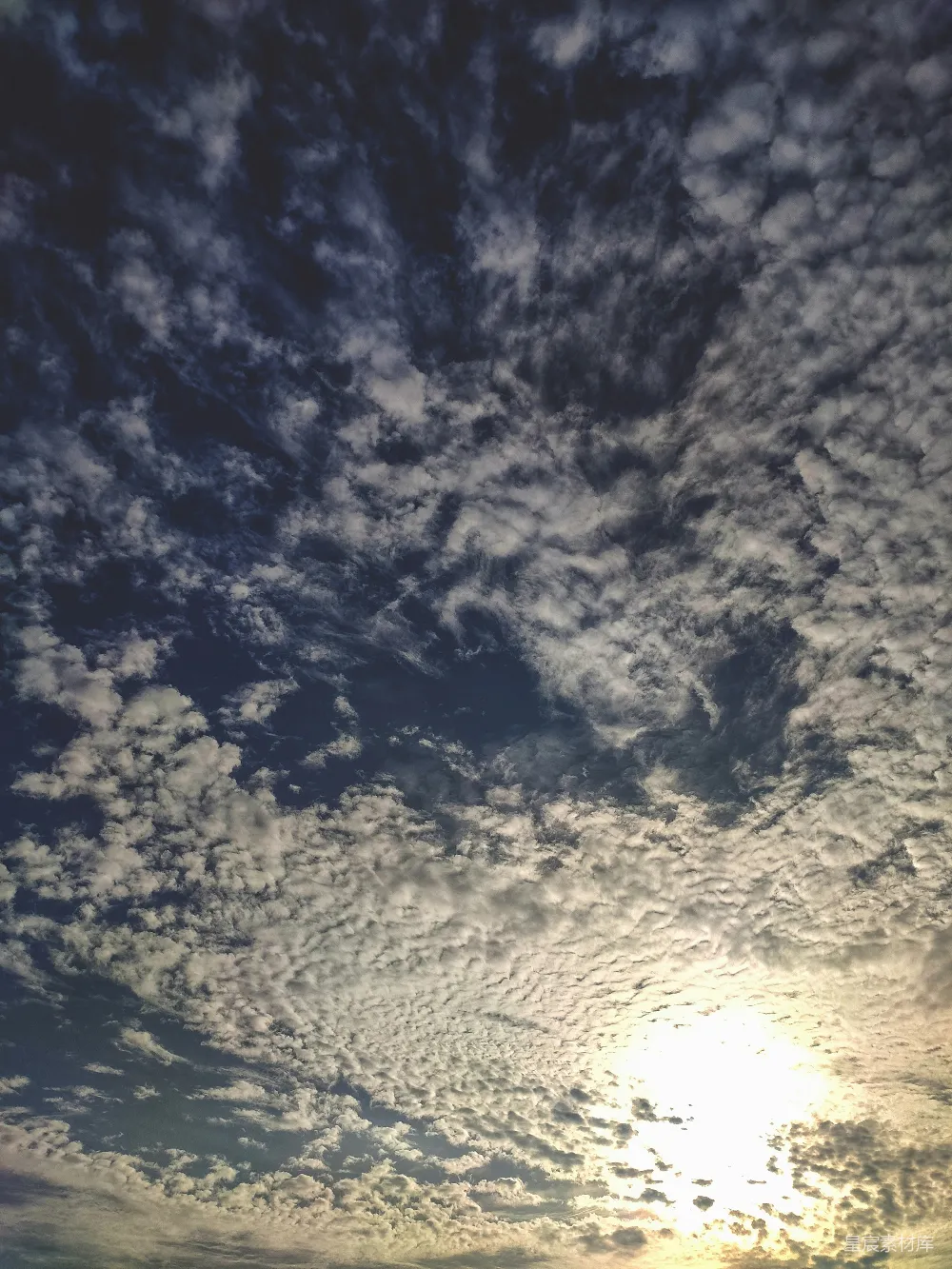高清摄影 一张近距离拍摄的多云天空的照片