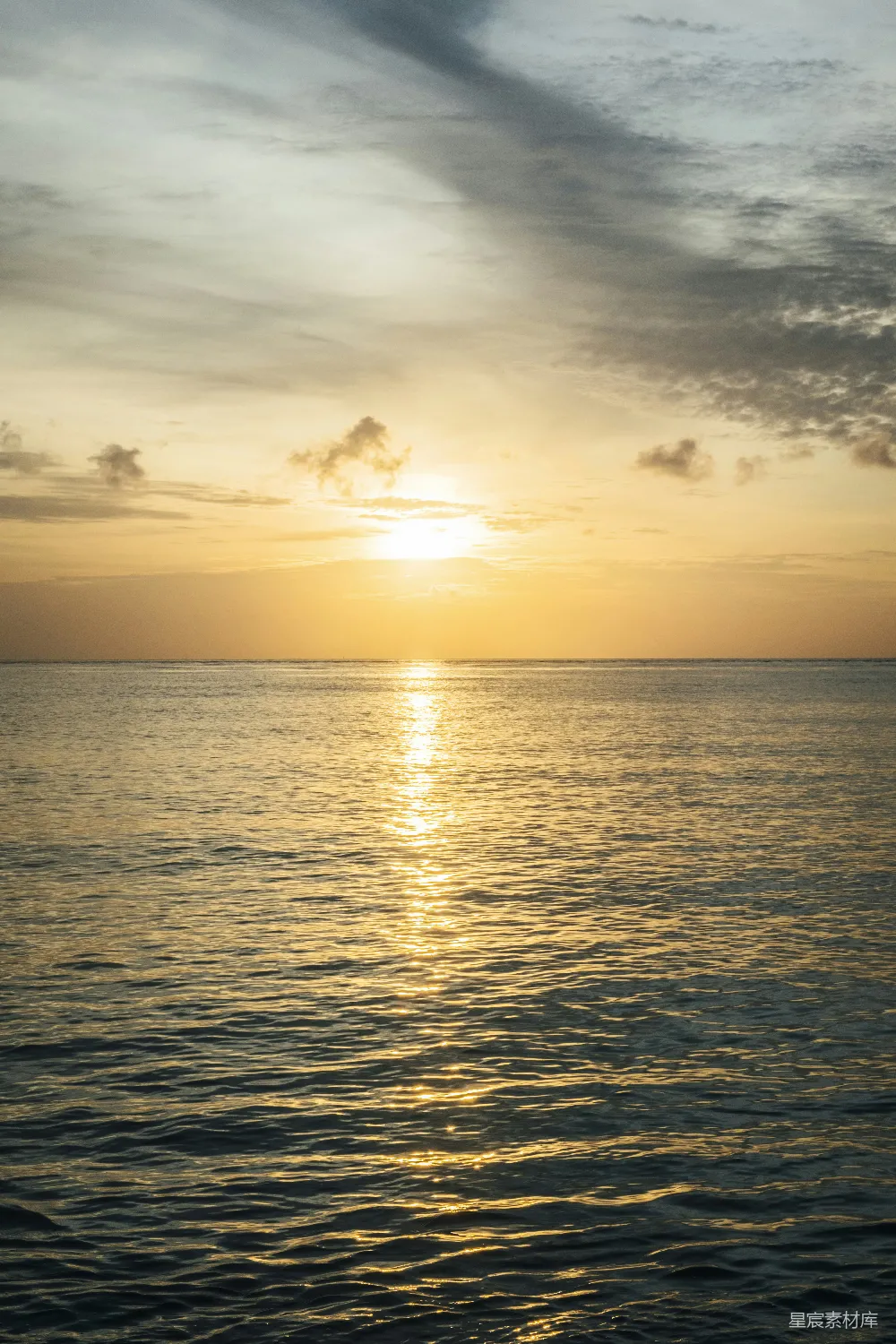 高清摄影 一幅夕阳映照的水面画卷