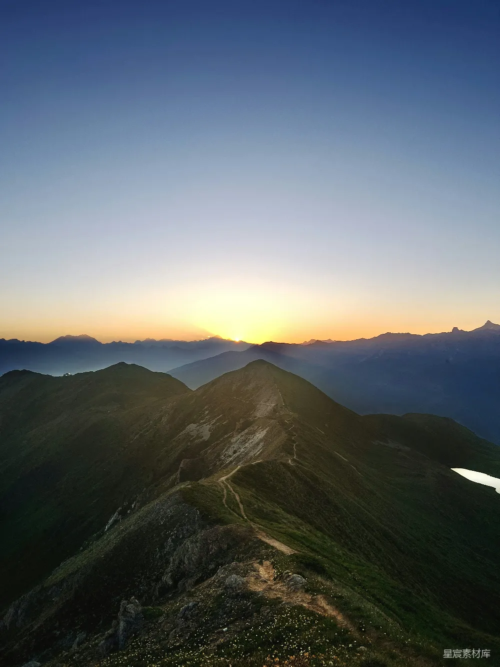 高清摄影 山峦之上夕阳西下