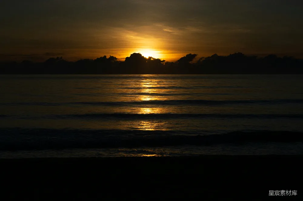 高清摄影 夕阳落下在一片水域之上