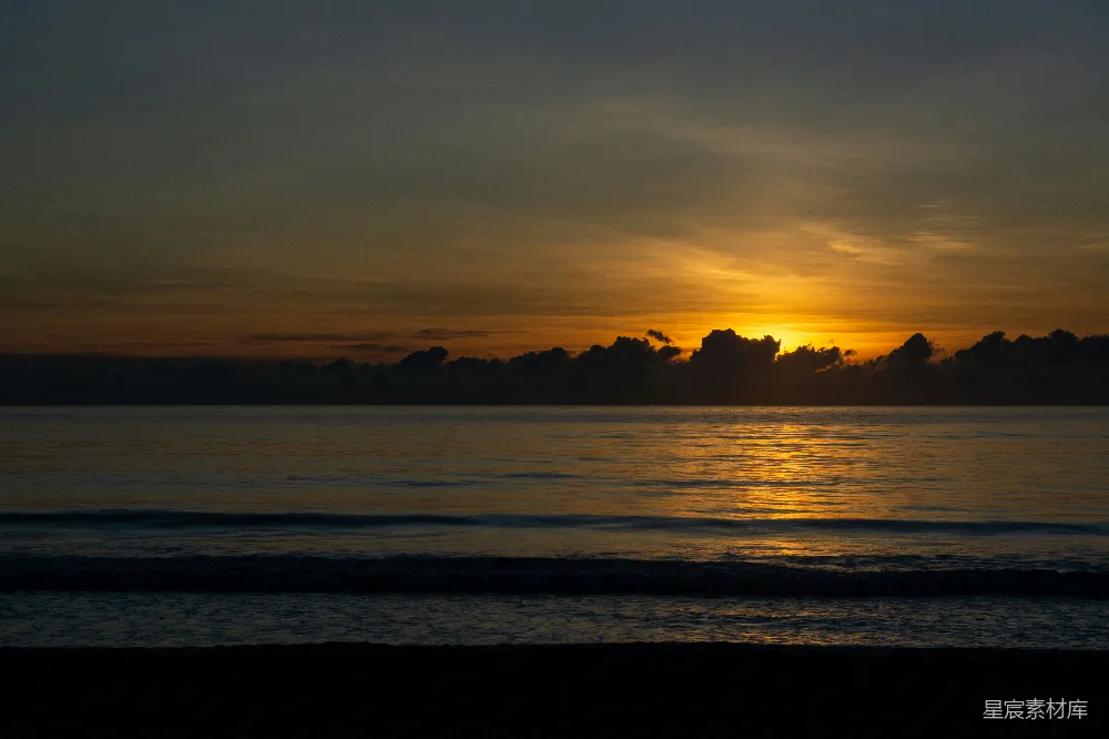 高清摄影 夕阳西下，海天相接处云霞绚烂。