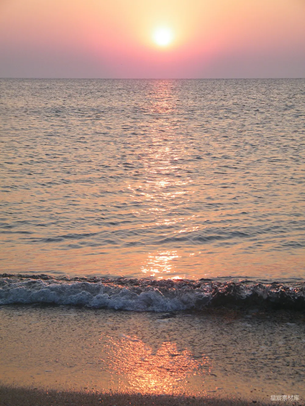 高清摄影 夕阳下海浪拍打着海岸
