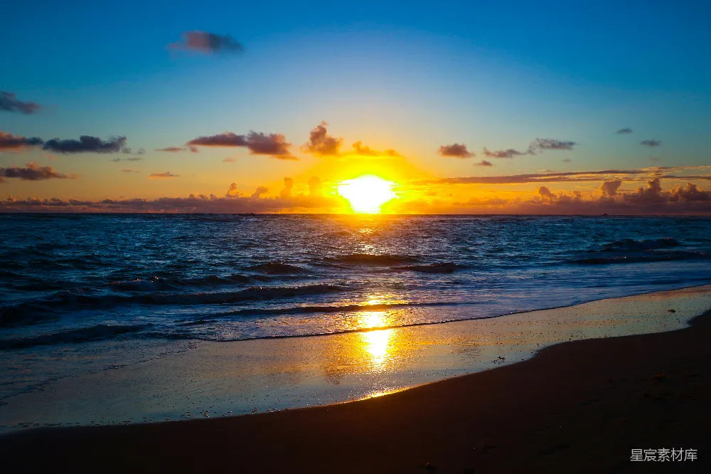 高清摄影 夕阳落入海平线。