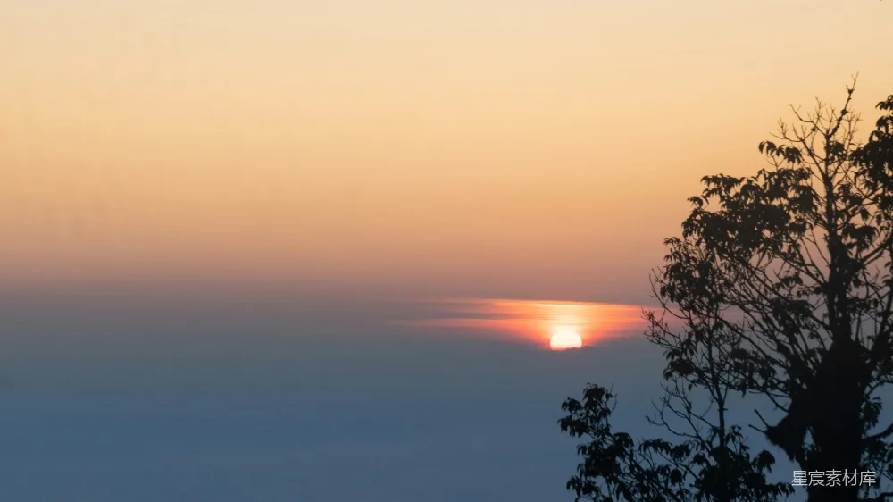 高清摄影 夕阳西下于地平线之上。