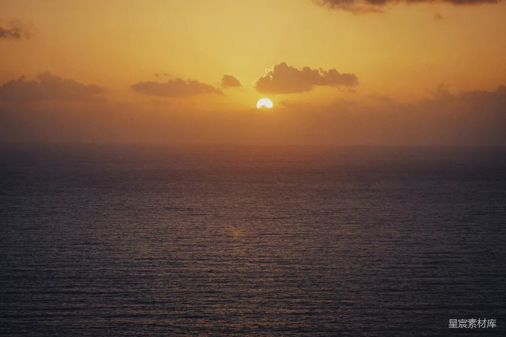 高清摄影 阴天里太阳正在海面上落下