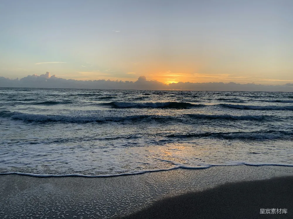 高清摄影 海浪在日落时分拍打着岸边