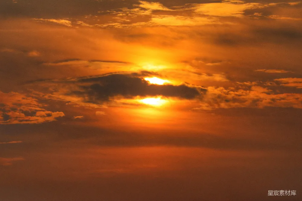 高清摄影 夕阳时的橙色和灰色云朵