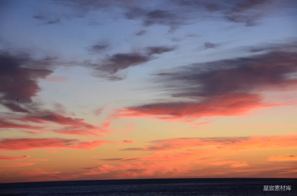 高清摄影 云遮夕阳时的江河水面