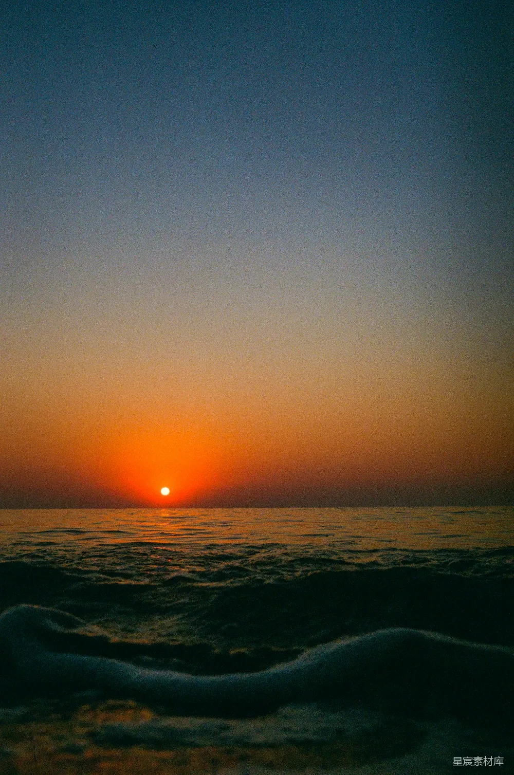 高清摄影 晴天里太阳正落在海面上