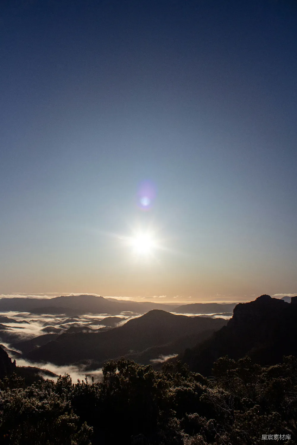 高清摄影 山峦之上，太阳正在 Setting 下落