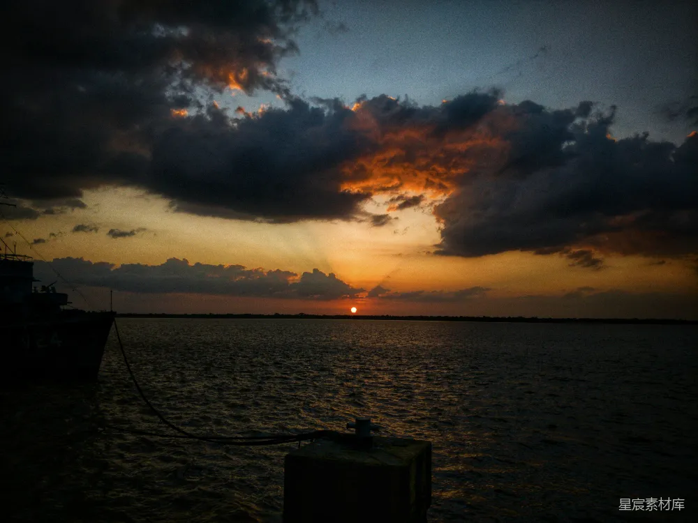 高清摄影 云遮夕阳时的江河湖海