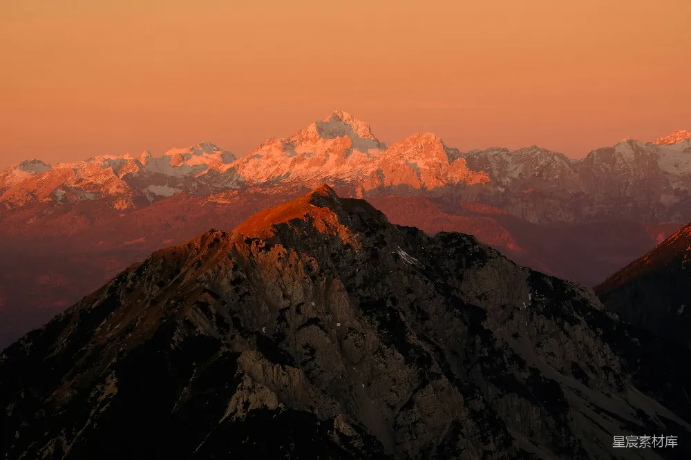 高清摄影 夕阳下山峰的景色