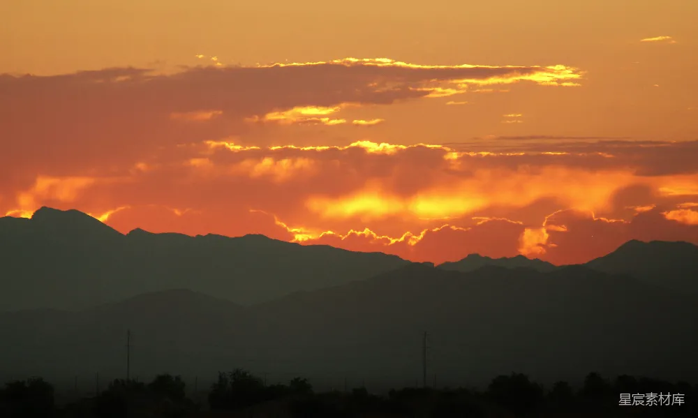 高清摄影 山峦之上，夕阳西下