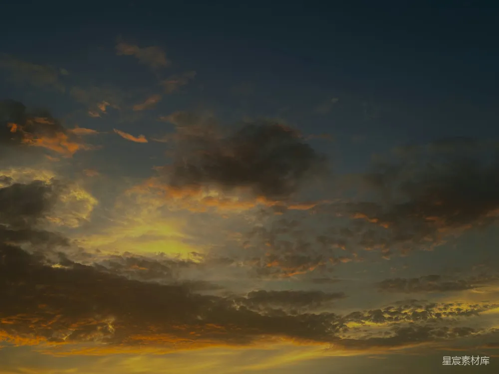 高清摄影 夕阳落下于一片水域之上