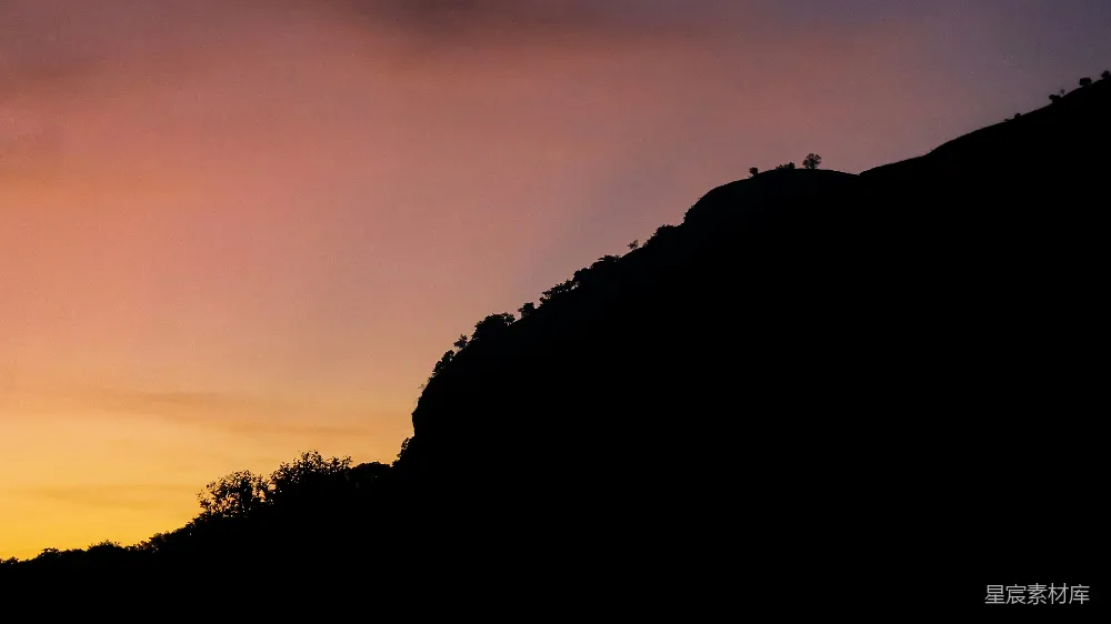 高清摄影 夕阳下一个人站在山顶的轮廓
