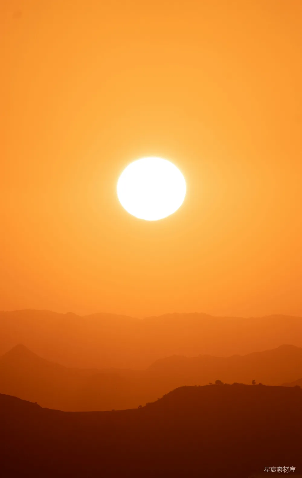 高清摄影  山峦之上夕阳西下