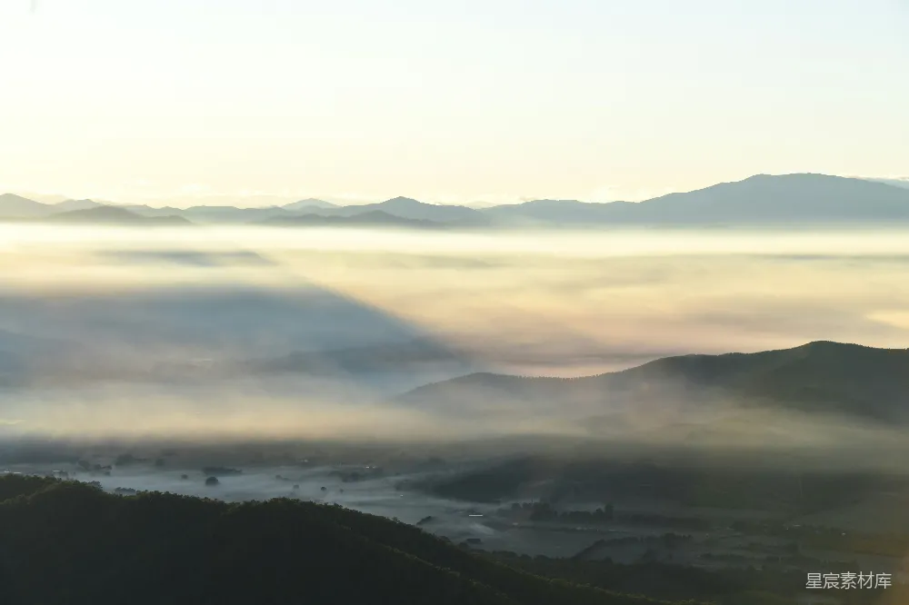 高清摄影 背景中有山的山谷景色