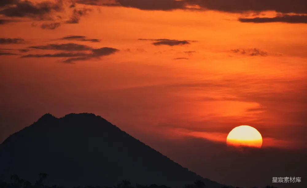 高清摄影 远处的山头已落下夕阳