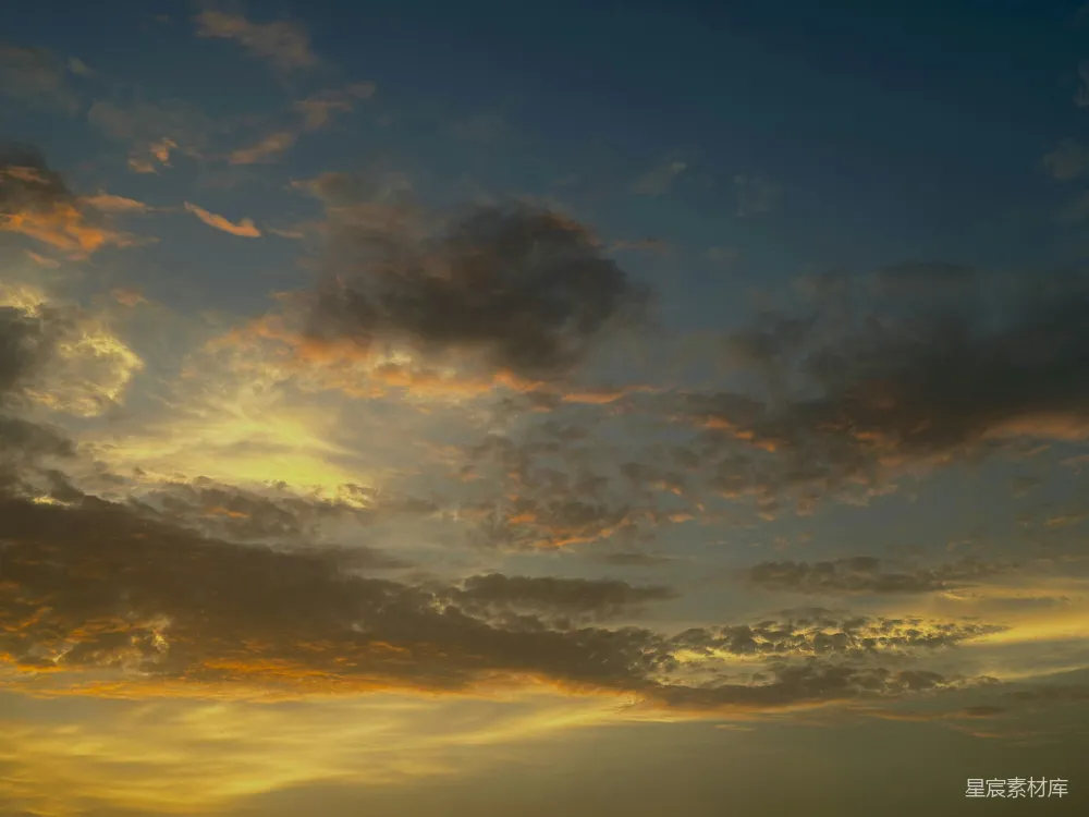 高清摄影 夕阳西下，海面上停着一艘船。