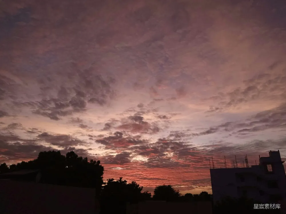 高清摄影 夕阳余晖中有云彩和建筑背景
