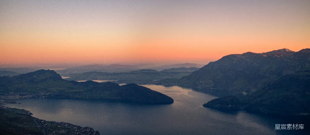 高清摄影 山湖晨雾中的宁静景象，天空温柔如画。