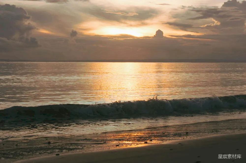 高清摄影 夕阳下海浪拍打在海岸上