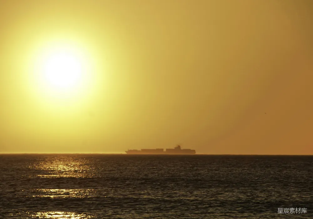 高清摄影 夕阳下海面上船的轮廓图象