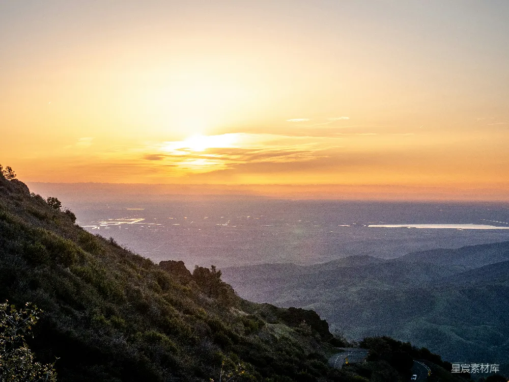 高清摄影 夕阳下草地近水边