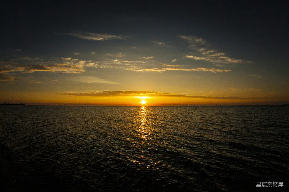 高清摄影 cloudy days see the sun setting over the ocean