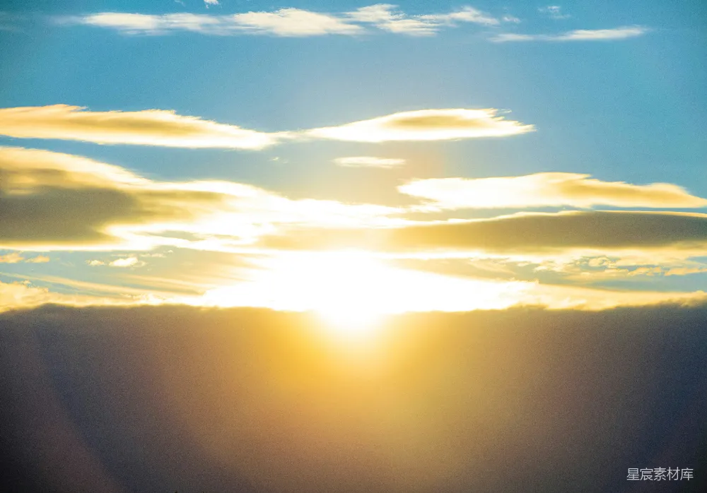 高清摄影  夕阳透过云层明亮地照射着。