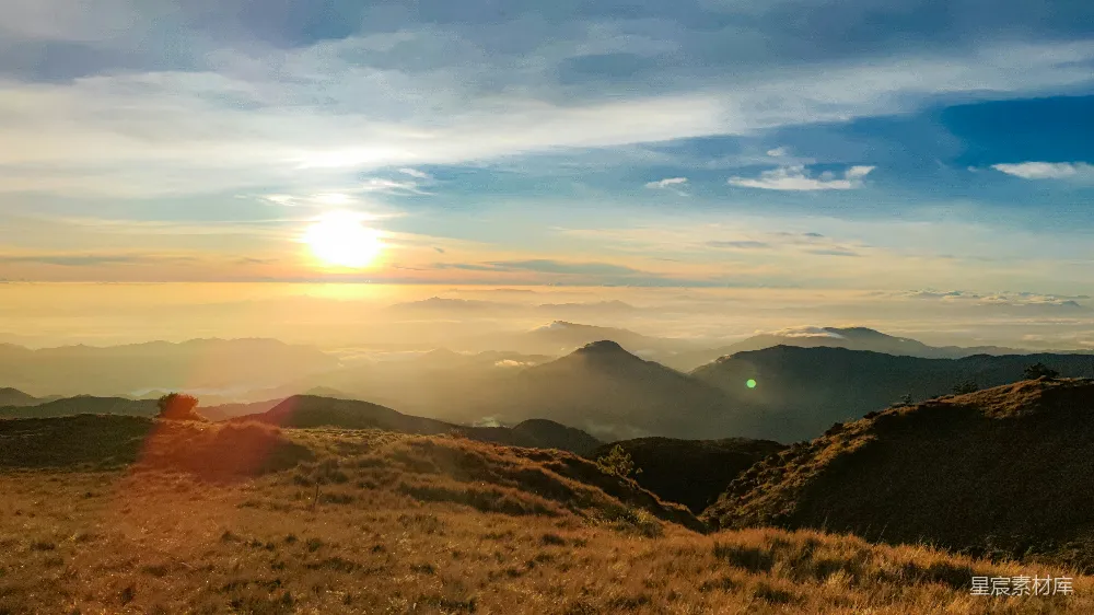 高清摄影 远处的山峦正落下夕阳。