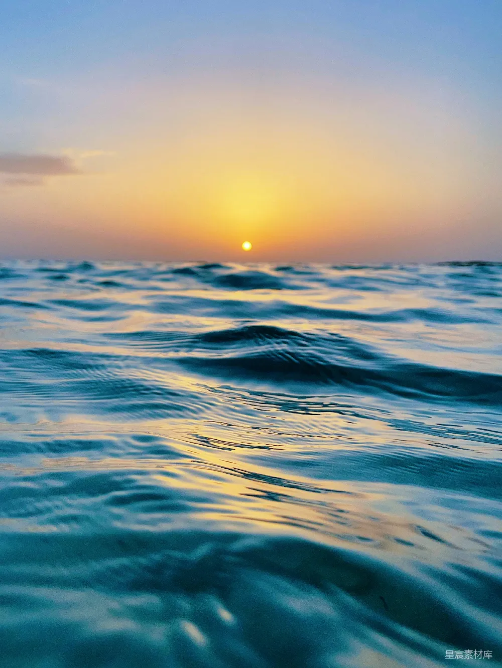 高清摄影 夕阳下的蓝色水面