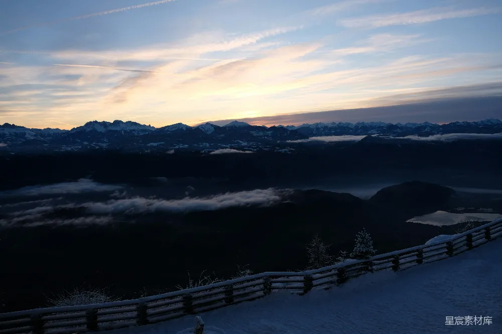 高清摄影 站在覆雪山坡上的一个人