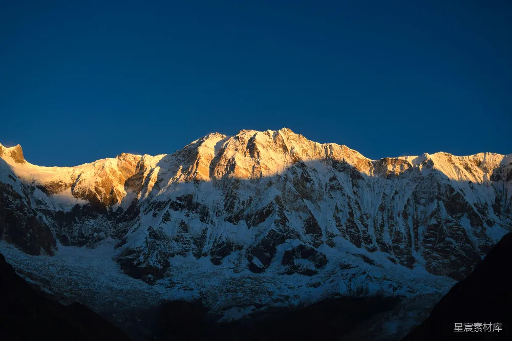 高清摄影 山雪覆盖，背景是蓝天。