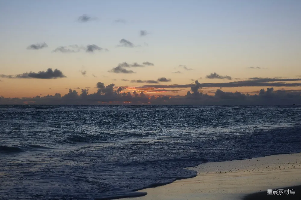 高清摄影 夕阳下的海景，云彩缭绕。